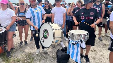 Cientos de hinchas argentinos se reúnen en las afueras del estadio del Inter Miami. Parrilla, música y fernet antes del evento.