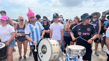 Cientos de hinchas argentinos se reúnen en las afueras del estadio del Inter Miami. Parrilla, música y fernet antes del evento.