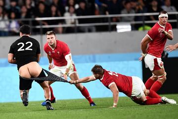 Gales no pudo frenar a Nueva Zelanda en el partido por el bronce mundialista, que se colgaron los All Blacks tras ganar por 40-17. Ni siquiera con agarrones como el que Amos aplicó a un Lienert-Brown medio desnudo. Los oceánicos pudieron celebrar con una medalla las despedidas de su técnico, Steve Hansen, y su capitán, Kieran Read.