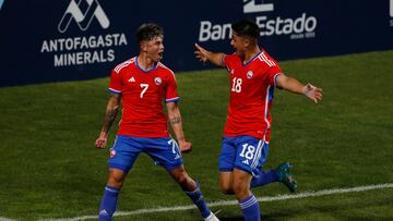 VINA DEL MAR, CHILE-OCT23: El jugador de Chile, Maximiliano Guerrero, izquierda, celebra junto a Damian Pizarro despues de convertir un gol contra Mexico