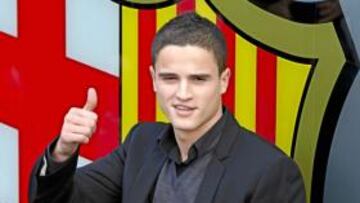 <b>TÍMIDO. </b>Afellay posó ayer para los medios gráficos en el Camp Nou.
