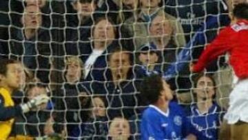 <B>PRIMER GOL</B>. Este es el momento en el que Hugo Ibarra empuja el balón con la mano y marca gol.