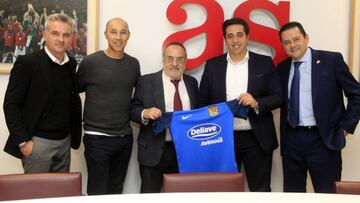 Melgar, Calder&oacute;n, Rela&ntilde;o, Praena y Roncero, con la camiseta del Fuenlabrada, regalo del club para As.