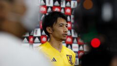 DOHA (CATAR), 29/11/2022.- El centrocampista de la selección de Japón Gaku Shibasaki atiende a los medios de comunicación en las instalaciones del Al-Sadd SC, en Doha, Catar, este martes, tras el entrenamiento del equipo. Japón se enfrentará a España en el encuentro del grupo E del Mundial de Qatar 2022 el próximo 1 de diciembre. EFE/ J.J. Guillén
