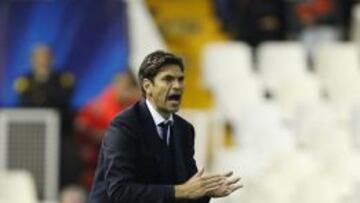 Mauricio Pellegrino da instrucciones a sus jugadores durante el partido frente al Bate Borisov.