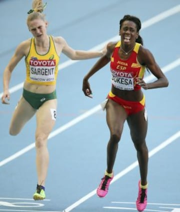 La atleta española Aauri Lorena Bokesa (d) y la australiana Caitlin Sargent (i) durante las pruebas clasificatorias de los 400 metros femeninos de los Mundiales de Atletismo Moscú 2013 que se celebran en el Estadio Olímpico Luzhniki