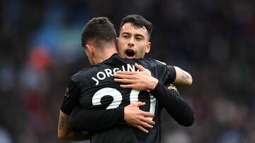 Jorginho y Gabriel Martinelli, jugadores del Arsenal, celebran el gol del triunfo ante el Aston Villa.