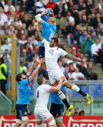 Italia-Inglaterra. Sergio Parisse y Courtney Lawes.