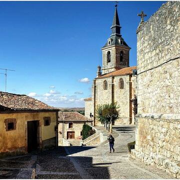 Es una localidad situada en Burgos, construida en el siglo XVII como lugar de capricho para el duque de Lerma y valido de Felipe III. Forma parte del conocido como Triángulo del Arlanza, siendo la cabeza de la comarca. Sin duda, una joya donde se puede ver el Palacio Ducal, y donde puedes conocer el Lerma subterráneo, con pasadizos y cuevas convertidas en bodegas.