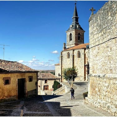 Es una localidad situada en Burgos, construida en el siglo XVII como lugar de capricho para el duque de Lerma y valido de Felipe III. Forma parte del conocido como Triángulo del Arlanza, siendo la cabeza de la comarca. Sin duda, una joya donde se puede ver el Palacio Ducal, y donde puedes conocer el Lerma subterráneo, con pasadizos y cuevas convertidas en bodegas.