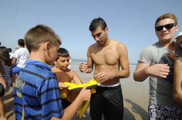 La plantilla sevillista se entrenó esta mañana en la playa Costa Ballena. Los jugadores nervionenses corrieron primero sobre el campo de golf aledaño y luego se pusieron el bañador para jugar al voley-playa. Después llegó la hora de meterse en el mar y realizar varios ejercicios. En medio de muy buen ambiente, hasta intentaron hacer un castillo humano, que no consiguieron completar. Reyes atendiendo a los seguidores.