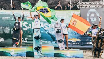 Rita Arnaus, junto a las brasile&ntilde;as en el podio Freestyle de la GKA en Salinas del Rey (Colombia). 