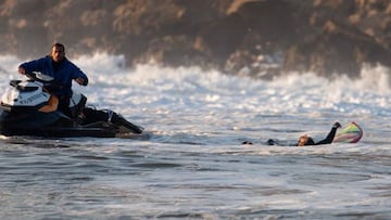 Billy Kemper, flotando en el agua tras quedar inconsciente y con la pelvis fracturada en un slab marroqu&iacute;. Jerome Sahyoun se lo mira desde la moto de agua con la que le rescat&oacute;. 