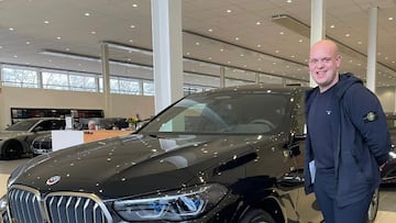 La incre¨ªble colecci¨®n de coches de Michael van Gerwen: ojo a su primer veh¨ªculo
