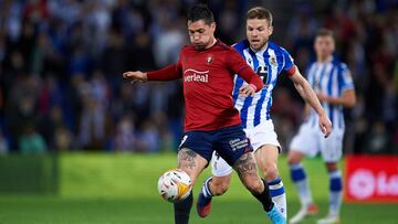 Chimy &Aacute;vila ante Asier Illarramendi en el Reale Arena.