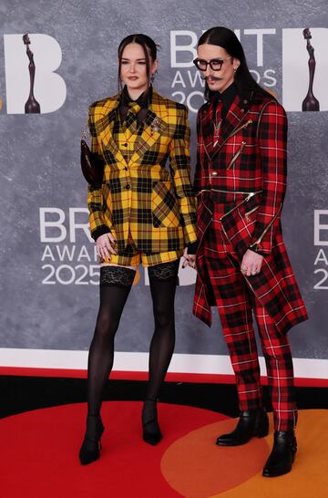 Lottie Kane y Joshua Kane posan en la alfombra de los Brit Awards 2025.