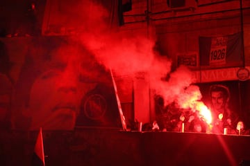 Los aficionados homenajean a Maradona en las calles de Nápoles.