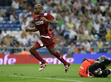 Kanouté supera a Casilllas durante la Supercopa de España.