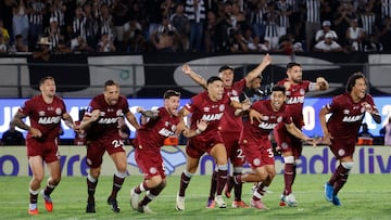 AMDEP9496. ASUNCIÓN (PARAGUAY), 22/11/2025.- Jugadores de Lanús celebran al ganar la serie de penaltis este sábado, en la final de la Copa Sudamericana frente a Atlético Mineiro en el estadio Defensores del Chaco en Asunción (Paraguay). EFE/ Mauricio Dueñas Castañeda