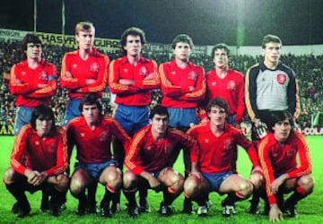 Equipación de la Selección Española entre 1981 y 1983. Fotografía correspondiente al partido entre España - Malta donde La Roja ganó por 12 a 1 en 1983.