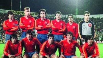 Equipación de la Selección Española entre 1981 y 1983. Fotografía correspondiente al partido entre España - Malta donde La Roja ganó por 12 a 1 en 1983.