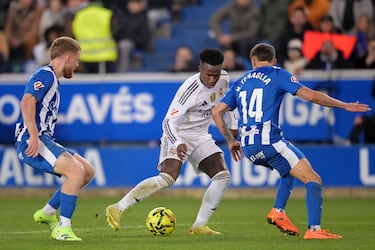El jugador brasileño del Real Madrid cayó dentro del área tras notar un contacto del defensor del Alavés, Tenaglia. El VAR dictaminó que no hay nada punible en esa acción de Vinicius.