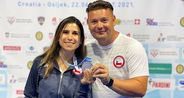 Francisca Crovetto enseña la medalla de plata que consiguió en Croacia.