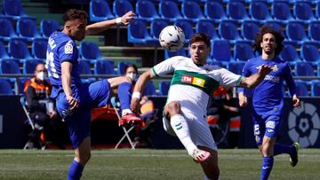 Chakla y Boyé dispuatan un balon.