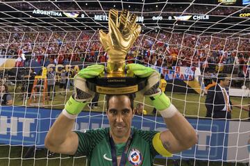 Fue el último jugador encargado en levantar las últimas dos Copa América. Una lesión en Manchester City lo marginó del proceso de Reinaldo Rueda en la Roja. Como no tuvo acción en Inglaterra, el colombiano desistió de contar con él. Además, su relación con otros integrantes de la Selección no es la mejor en este momento.