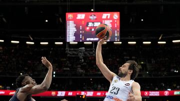 Sergio Llull, base del Real Madrid, lanza ante James Nnaji en la semifinal de la Final Four de la Euroliga.