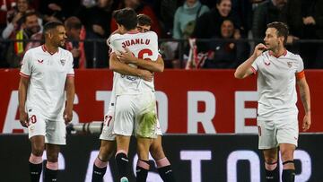 Abrazo entre Juanlu y Kike Salas.