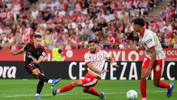 GIRONA, SPAIN - AUGUST 30: Alfonso Gonzalez of Sevilla FC scores his team's first goal under pressure from Alex Moreno of Girona during the LaLiga EA Sports match between Girona FC and Sevilla FC at Montilivi Stadium on August 30, 2025 in Girona, Spain. (Photo by Alex Caparros/Getty Images)
PUBLICADA 30/08/25 NA MA17 3COL