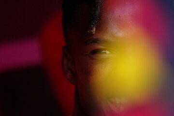 Divertida imagen del jugador de la selección española Nico Williams antes del encuentro ante Albania.