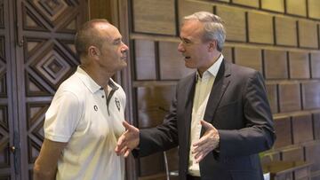 Jorge Azcón dialoga con Víctor Fernández.