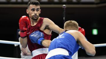 Jose Quiles Brotons (rojo), ante el irland&eacute;s Kurt Anthony Walker durante el combate de primera ronda que ape&oacute; al espa&ntilde;ol de los Juegos de Tokio 2020.