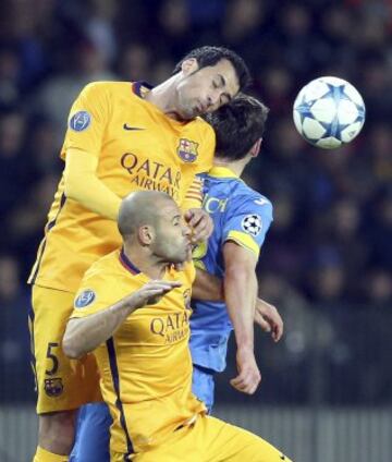 Sergio Busquets y Javier Mascherano con Nikolai Signevich.