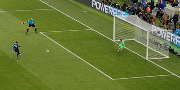 La polémica llegó en el minuto 35 un córner de Francia termina golepando el brazo de Perisic. El árbitro Néstor Pitana, tras consultar con el VAR pitó penalti y Griezmann desde los 11 metros no falló ante Subasic