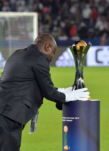 Colocaci¨®n del trofeo.