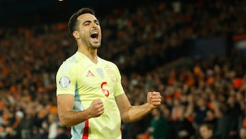 Mikel Merino, celebrando un gol con la Selección española.
