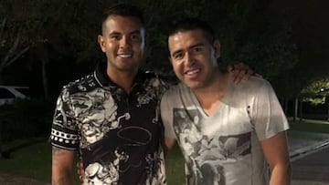 El volante colombiano Edwin Cardona junto al ex jugador Juan Rom&aacute;n Riquelme, a quien le dese&oacute; una feliz navidad