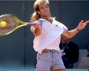 El 'Kid de Las Vegas' fue el niño rebelde del tenis durante largos años y su forma de expresarlo era en su ropa, con unos shorts de jeans, y su larga melena al viento.