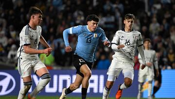 Uruguay's defender Alan Matturro (C) fights for the ball with Italy's midfielder Cesare Casadei (L) and Italy's midfielder Giacomo Faticanti (R) during the Argentina 2023 U-20 World Cup final match between Uruguay and Italy at the Estadio Unico Diego Armando Maradona stadium in La Plata, Argentina, on June 11, 2023. (Photo by Luis ROBAYO / AFP)