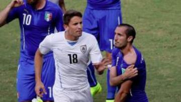 Chiellini muestra el mordisco de Suárez.