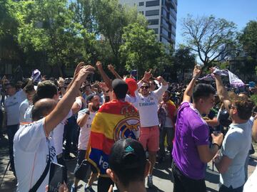 El Real Madrid se coronó campeón de Europa por decimotercera ocasión en su historia y sus fanáticos mexicanos celebraron en la réplica de la Cibeles ubicada en la Ciudad de México.