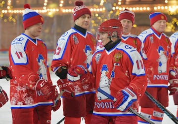 El presidente ruso, participó de un partido de hockey hielo que ya se está convirtiendo en un evento tradicional en las fechas cercanas a la navidad, en la Plaza Roja de Moscú, con la intención de fomentar el interés por el deporte amateur. Estuvo acompañado por otros políticos como el ministro de defensa y algunos empresarios, además de ex jugadores profesionales.