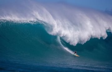 Nic Lamb se lleva la palma en cuanto a fotos espectaculares durante el evento. Aquí, de nuevo, con el labio de la ola todavía en suspensión mientras él escapa a toda velocidad de las garras de Jaws.