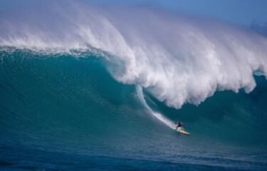 Nic Lamb se lleva la palma en cuanto a fotos espectaculares durante el evento. Aquí, de nuevo, con el labio de la ola todavía en suspensión mientras él escapa a toda velocidad de las garras de Jaws.