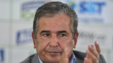 Colombian football coach Jorge Luis Pinto gestures during his presentation as the new head coach of Deportivo Cali, in Cali, Colombia, on October 4, 2022. - Pinto comes to Colombian football to try to rescue the historic team mired in a deep crisis. (Photo by JOAQUIN SARMIENTO / AFP)