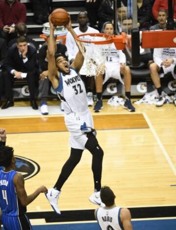 Karl-Anthony Towns convierte una canasta.