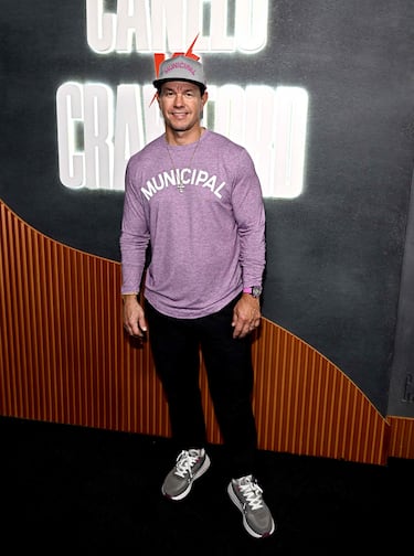  Mark Wahlberg posa en la alfombra roja antes del inicio del combate entre Canelo Álvarez y Terence Crawford celebrado en Las Vegas. 